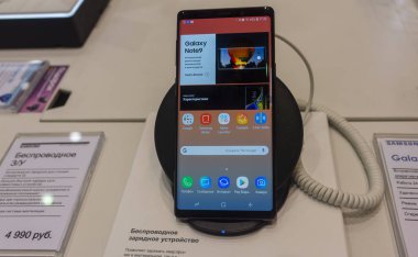 22 Ağustos 2018 Moskova, Rusya. Samsung galaxy not 9 üstünde belgili tanımlık sayaç mağazanın yeni smartphone.