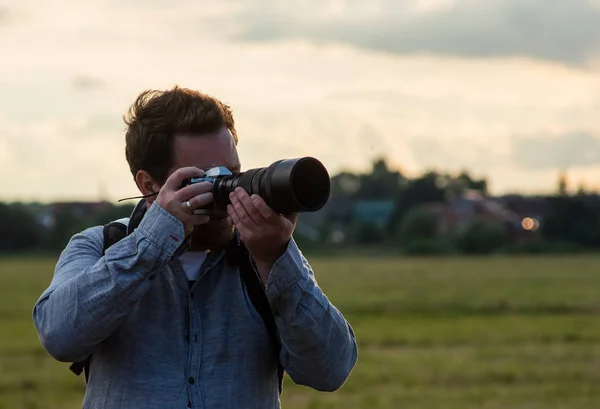 Young White Man Camera Walking Field Taking Pictures — Stock Photo, Image