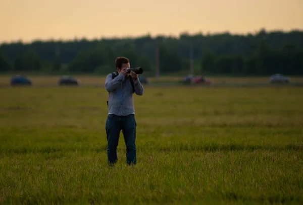 Young White Man Camera Walking Field Taking Pictures — Stock Photo, Image