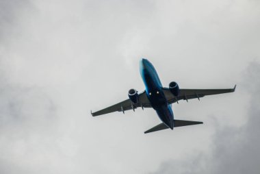 Bir uçağı mavi gökyüzüne karşı kalkıyor silüeti