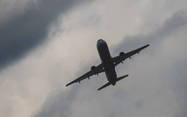 Bir uçağı mavi gökyüzüne karşı kalkıyor silüeti