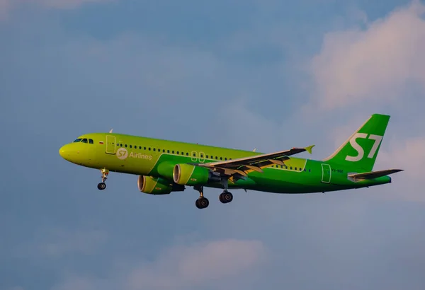 July 2018 Russia Moscow Aircraft Airbus A320 Airlines Landing Domodedovo — Stock Photo, Image