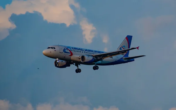 Julho 2018 Rússia Moscou Aeronave Airbus A319 Ural Airlines Está — Fotografia de Stock