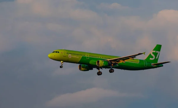 July 2018 Russia Moscow Aircraft Airbus A321 Airlines Landing Domodedovo — Stock Photo, Image