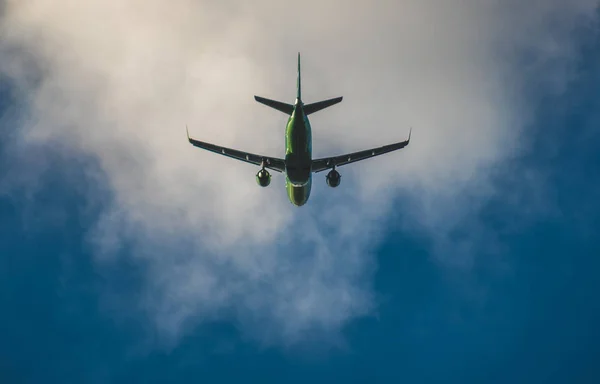 Silhouette Eines Grünen Flugzeugs Das Vor Blauem Himmel Abhebt — Stockfoto