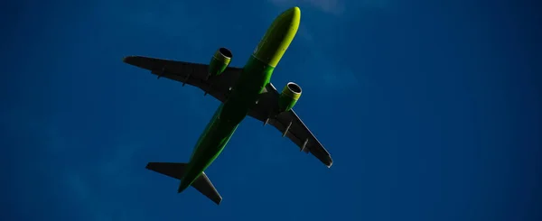 Silueta Avión Verde Despegando Contra Cielo Azul — Foto de Stock