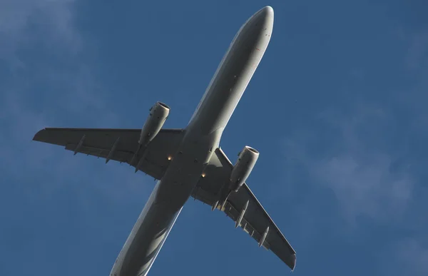 하늘에 비행기의 실루엣 — 스톡 사진