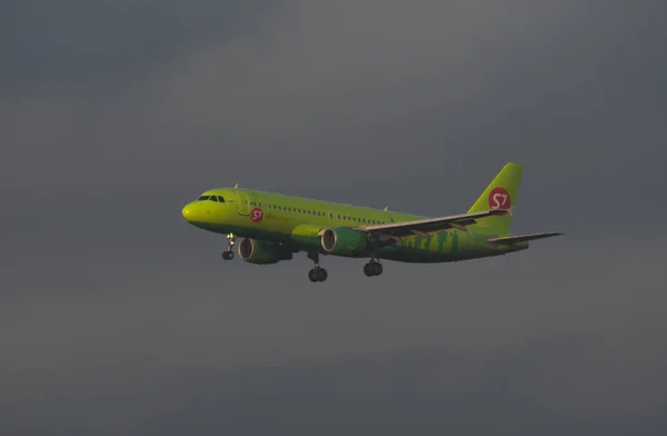 July 2018 Russia Moscow Aircraft Airbus A320 Airlines Landing Domodedovo — Stock Photo, Image