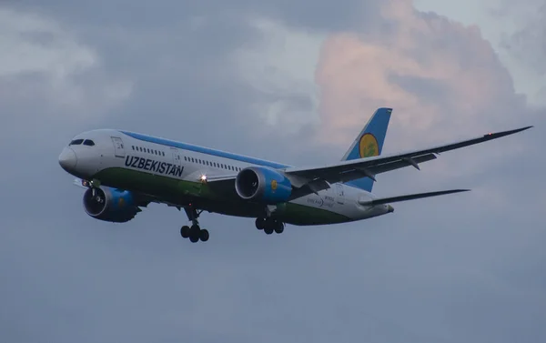 Temmuz 2018 Rusya Moskova Uçak Boeing 787 Dreamliner Uzbekistan Airways — Stok fotoğraf