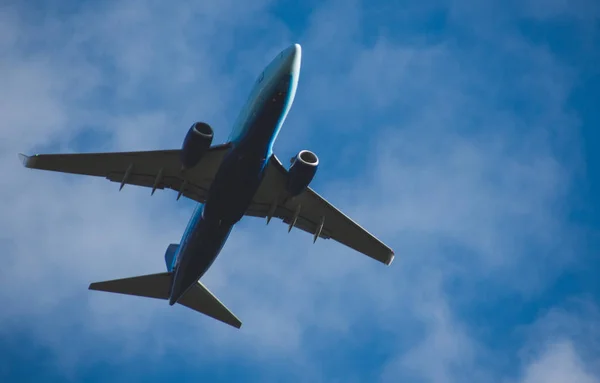Σιλουέτα Του Ένα Αεροπλάνο Που Απογειώνεται Ενάντια Στον Γαλάζιο Ουρανό — Φωτογραφία Αρχείου