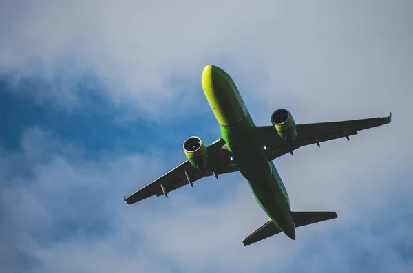 Silhouette Eines Grünen Flugzeugs Das Vor Blauem Himmel Abhebt — Stockfoto