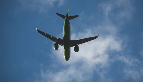 Silhouette Eines Grünen Flugzeugs Das Vor Blauem Himmel Abhebt — Stockfoto