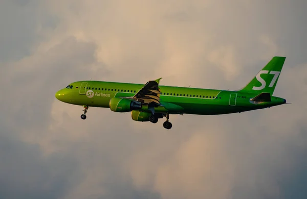 July 2018 Russia Moscow Aircraft Airbus A320 Airlines Landing Domodedovo — Stock Photo, Image