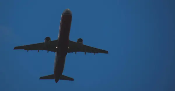 Silhueta Avião Decolando Contra Céu Azul — Fotografia de Stock