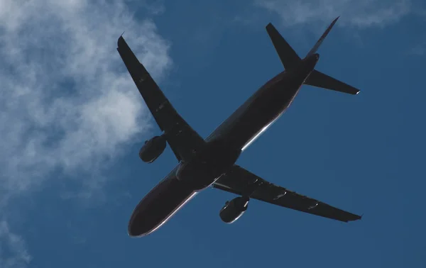 Silhouette Eines Flugzeugs Das Gegen Den Blauen Himmel Startet — Stockfoto