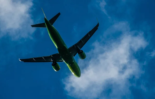 Silhouette Eines Grünen Flugzeugs Das Vor Blauem Himmel Abhebt — Stockfoto