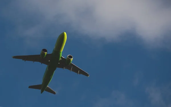 Silhueta Avião Verde Que Parte Contra Céu Azul — Fotografia de Stock