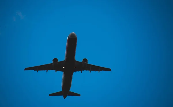 Silhueta Avião Decolando Contra Céu Azul — Fotografia de Stock