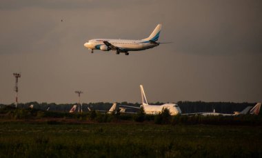 8 Temmuz 2018 Rusya, Moskova. Domodedovo havaalanında Boeing 737 Yamal havayolları uçak iniyor.