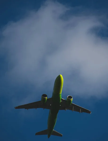 Silhouette Aereo Verde Che Decolla Contro Cielo Blu — Foto Stock