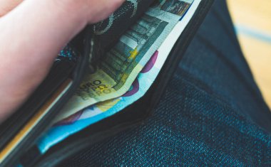 Bir siyah deri cüzdan 120 Euro banknot.