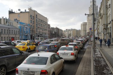 28 Mart 2018, Moskova, Rusya Federasyonu. Moskova Bahçe ringde araba trafik.