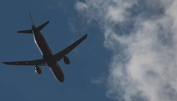 Bir Uçağı Mavi Gökyüzüne Karşı Kalkıyor Silüeti — Stok fotoğraf