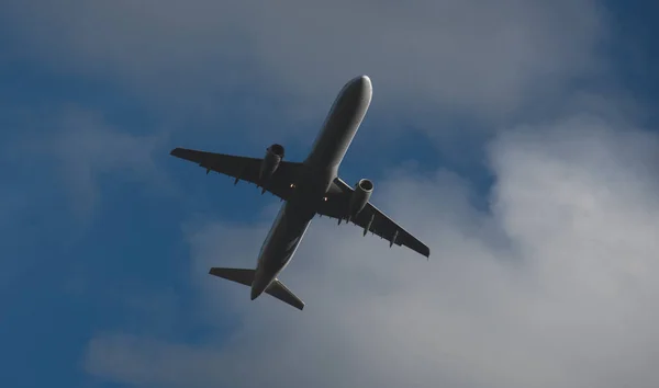 Silhueta Avião Decolando Contra Céu Azul — Fotografia de Stock