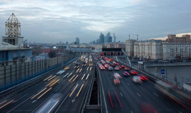 Moskova'da üçüncü çevre yolu üzerinde trafik