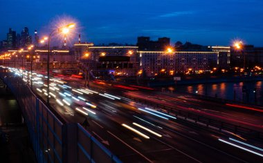 Moskova'da üçüncü çevre yolu üzerinde trafik