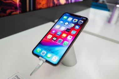 30 Ekim 2018 Moskova, Rusya. Yeni Apple Iphone Xs Max vitrin telefondan.