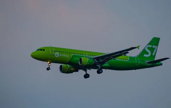 July 2018 Russia Moscow Aircraft Airbus A320 Airlines Landing Domodedovo — Stock Photo, Image