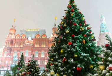 Tarih Müzesi ve Kremlin arka plan üzerinde Manezh Meydanı Moskova'nda 8 Aralık 2017 Moskova, Rusya Noel ağaçları