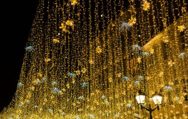 Moskova Nikolskaya Caddesi üzerinde Noel Aydınlatmaları.