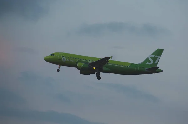 July 2018 Russia Moscow Aircraft Airbus A320 Airlines Landing Domodedovo — Stock Photo, Image