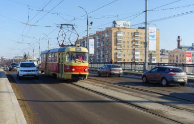 7 Şubat 2018 Orel, Rusya Federasyonu eski kırmızı-sarı tramvay 