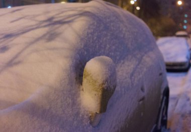 Araba, sonra bir kar fırtınası karla kaplı.