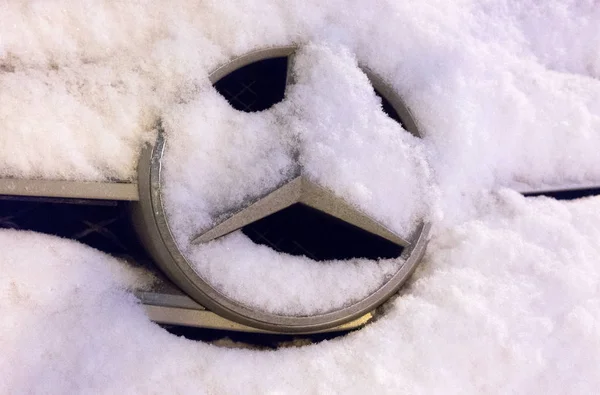 Janeiro 2018 Moscou Rússia Emblema Marca Carro Mercedes Coberto Com — Fotografia de Stock