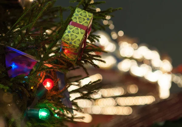 Πολύχρωμα Παιχνίδια Για Πράσινο Χριστουγεννιάτικο Δέντρο — Φωτογραφία Αρχείου