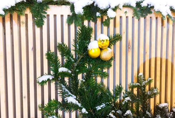 크리스마스 트리에 다채로운 장난감 — 스톡 사진