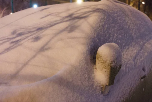 Auto Nach Schneesturm Mit Schnee Bedeckt — Stockfoto