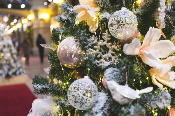 Noel ağacı sakıza Moskova Kızıl Meydan Alışveriş merkezinde.