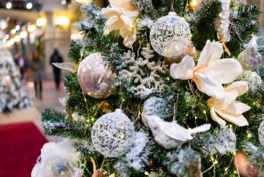 Noel ağacı sakıza Moskova Kızıl Meydan Alışveriş merkezinde.