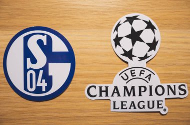 15 Aralık 2018. Nyon İsviçre. Lig takımlarından Schalke 04 Gelsenkirchen'in logo ve Uefa Şampiyonlar Ligi.