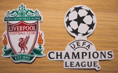 15 Aralık 2018. Nyon İsviçre. Liverpool F.C. futbol kulübü logosu ve Uefa Şampiyonlar Ligi.
