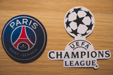 15 Aralık 2018. Nyon İsviçre. Paris Saint-Germain FC futbol kulübü logosu ve Uefa Şampiyonlar Ligi.