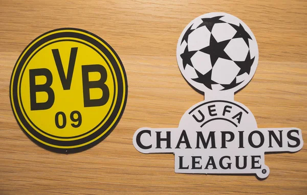 15 Aralık 2018. Nyon İsviçre. Futbol kulübü Borussia Dortmund logosu ve Uefa Şampiyonlar Ligi.