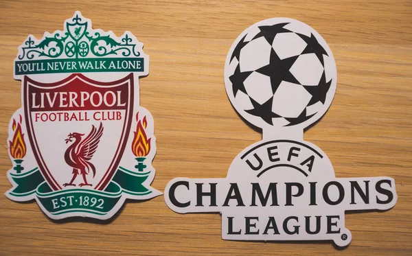 15 Aralık 2018. Nyon İsviçre. Liverpool F.C. futbol kulübü logosu ve Uefa Şampiyonlar Ligi.