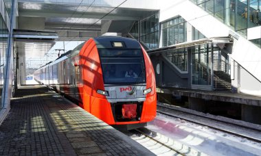 24 Mart 2018 Moskova, Rusya Lastochka perns platform Vladykino Moskova Merkezi yüzüğünden Tren.