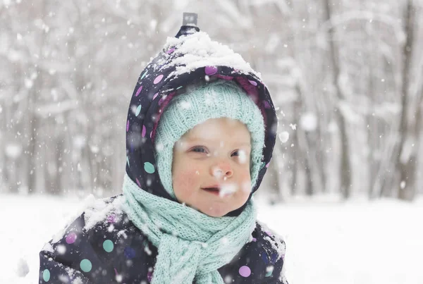 Dziecko Kombinezon Zimowy Raduje Się Pierwszy Śnieg — Zdjęcie stockowe